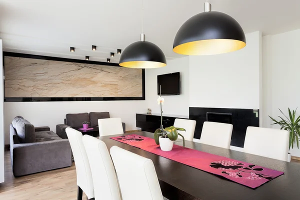 Apartamento urbano - Sala de estar com mesa — Fotografia de Stock