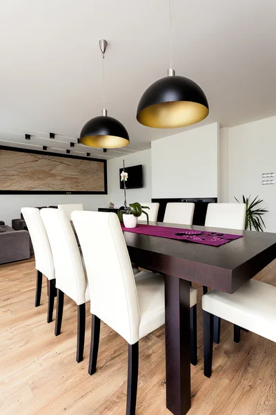 Stedelijke appartement - houten tafel — Stockfoto