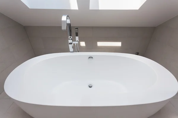 Kentsel daire - Beyaz banyo — Stok fotoğraf