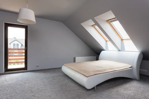 Apartamento urbano - enorme cama confortável — Fotografia de Stock