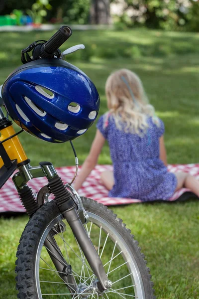 Op een deken na het fietsen — Stockfoto