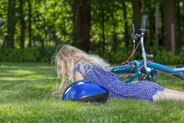 Ребенок упал с велосипеда — стоковое фото