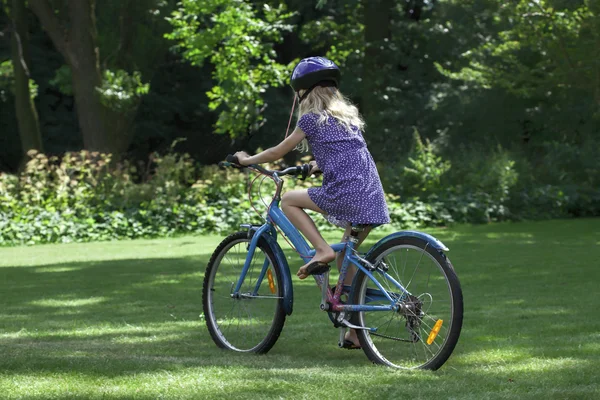 Meisje rijden op een fiets — Stockfoto