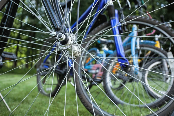 Bikes seen through spokes — Stock Photo, Image