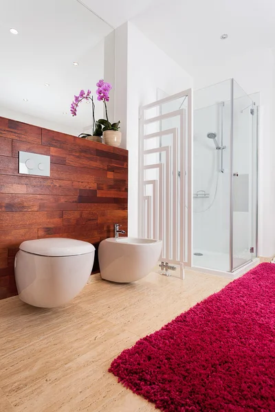 Alfombra roja y orquídea en el baño — Foto de Stock