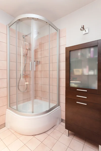 Jest to przestronny apartament - prysznic — Zdjęcie stockowe