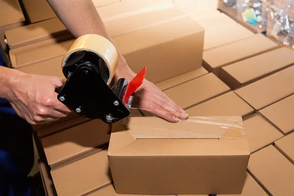 Packing a carton boxes — Stock Photo, Image