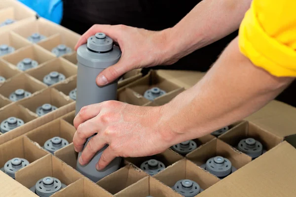 Packing water filters — Stock Photo, Image
