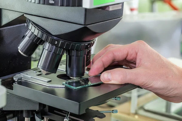 Teste do espécime com o microscópio — Fotografia de Stock
