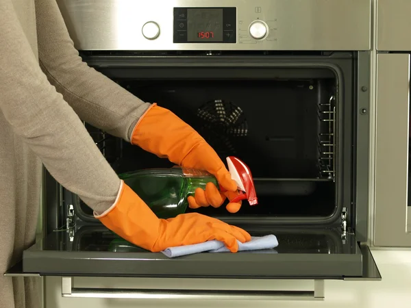 Schoonmaken van de oven — Stockfoto