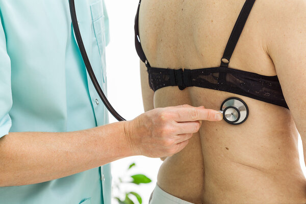 Обследование в кабинете врача
