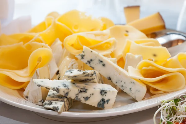 Blauer und gelber Käse — Stockfoto