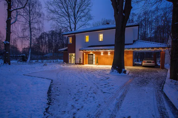 Cenário de inverno de casa — Fotografia de Stock