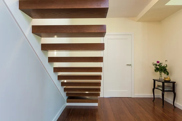 Яркое пространство - стильная лестница — стоковое фото
