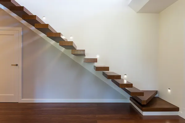 Espacio luminoso - moderno de la escalera — Stok fotoğraf