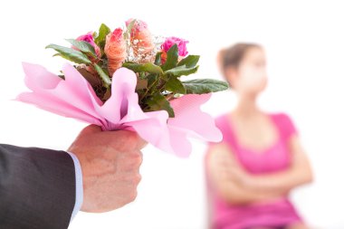 karısı için bir özür sunmaya çalışan adam