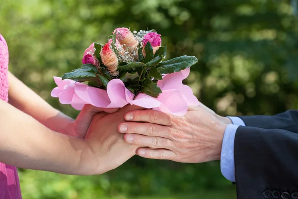 Man ger en blommor — Stockfoto