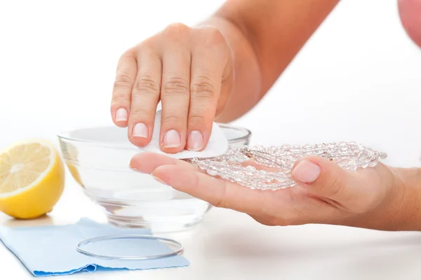 Methods of cleaning jewellery - lemon juice — Stock Photo, Image