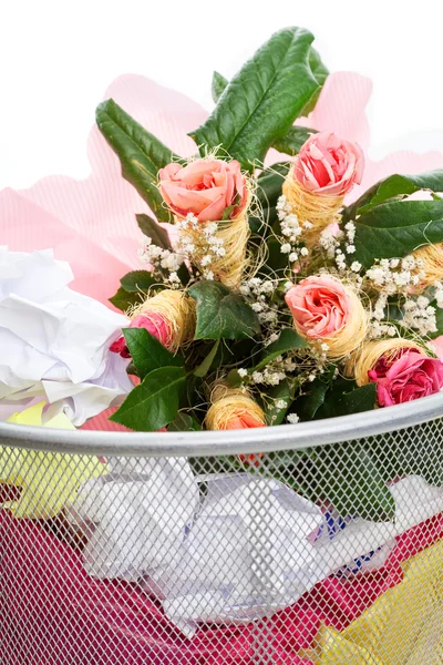 Flores de un hombre en un cubo de polvo — Foto de Stock