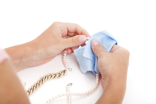 Donna che pulisce un gioiello — Foto Stock