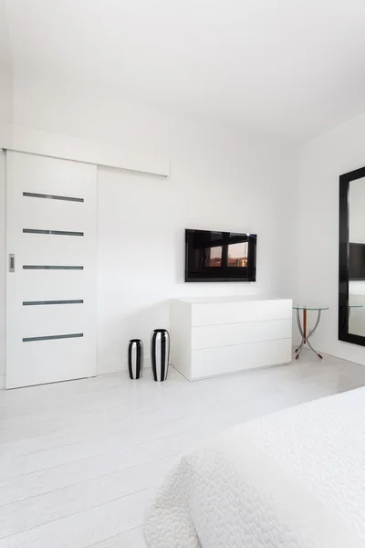 Levendige cottage - tv in slaapkamer — Stockfoto