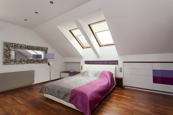 紫色の豪華なベッドルーム — ストック写真