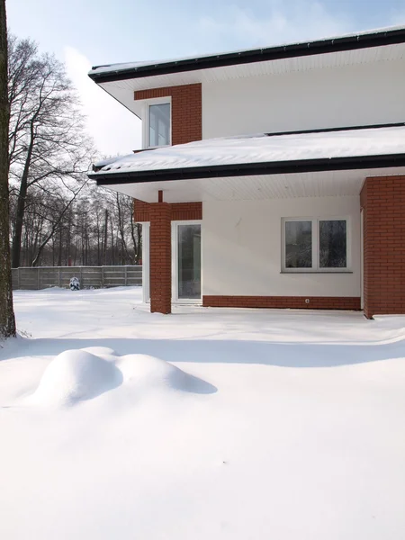 Haus im Winter — Stockfoto