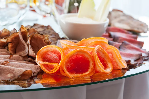 Meat with grapefruit — Stock Photo, Image