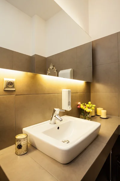 Gri tezgah üzerinde beyaz seramik lavabo — Stok fotoğraf