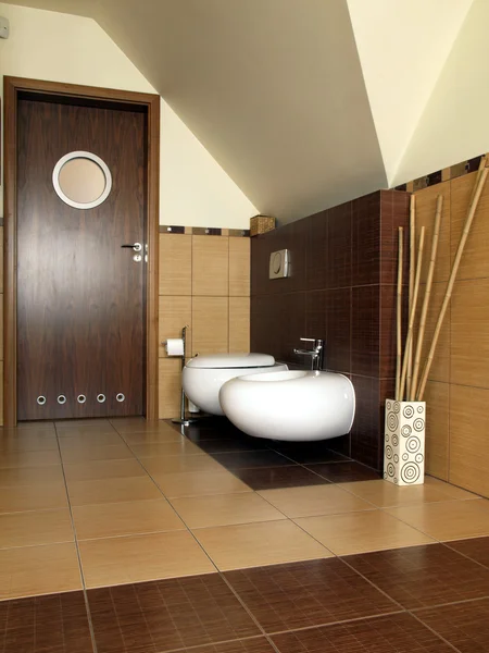 현대식 화장실에 있는 화장실 — 스톡 사진