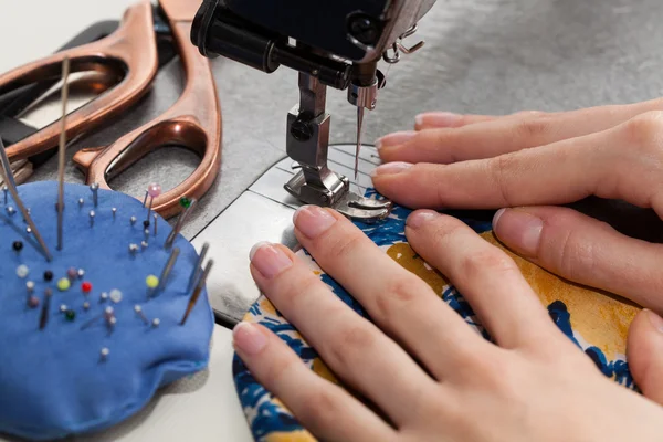 Sewing a dress — Stock Photo, Image
