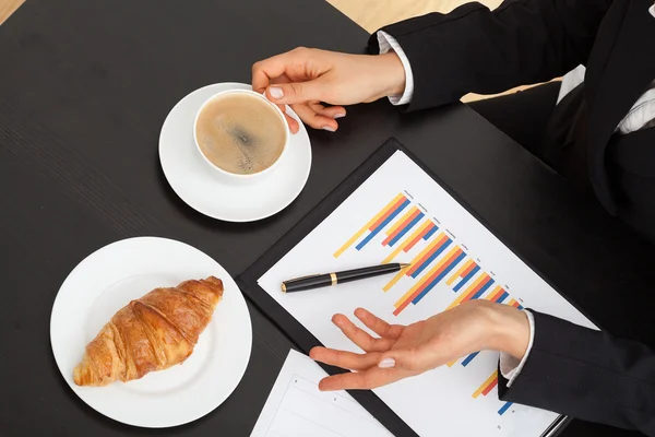 Homme d'affaires avec café pendant l'explication — Photo