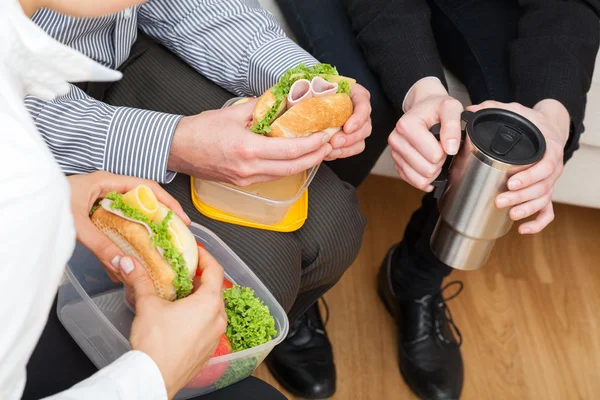 Collega's eten gezonde lunch — Stockfoto