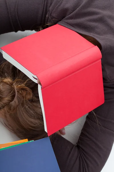 Étudiant dormant sur le bureau — Photo