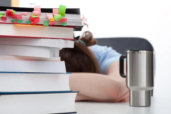 Overwerkte student met koffie — Stockfoto