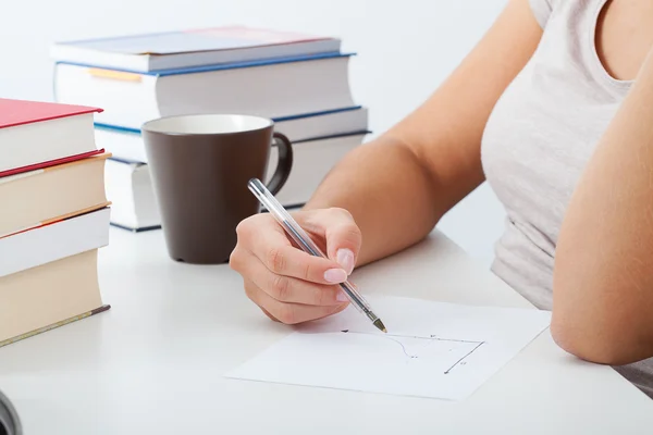 Estudante analisando um gráfico — Fotografia de Stock