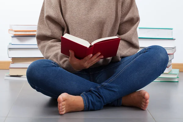 Estudiante aprendiendo en un piso — Foto de Stock