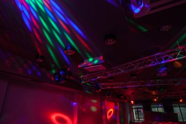 ormanlık otel - neon ışıkları