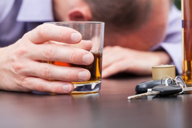 alkolik masaya yatıyor