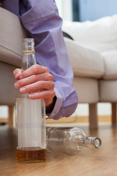 Alcoholico con botella de vodka —  Fotos de Stock