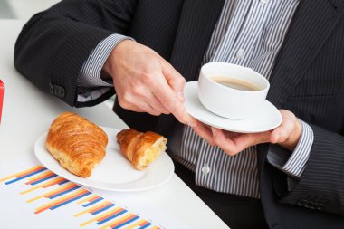 fincan kahve ve kruvasan iş başında