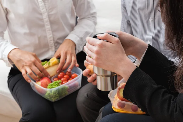 Office maaltijd tijdens de pauze — Stockfoto