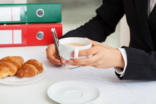 Croissant e café durante o trabalho — Fotografia de Stock