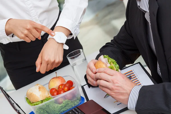 Gerente entrando em conflito com o trabalhador sobre a hora do almoço — Fotografia de Stock