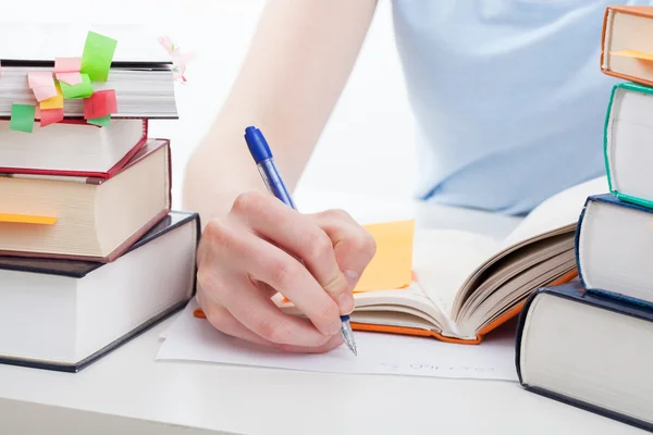 Estudante fazendo as anotações — Fotografia de Stock