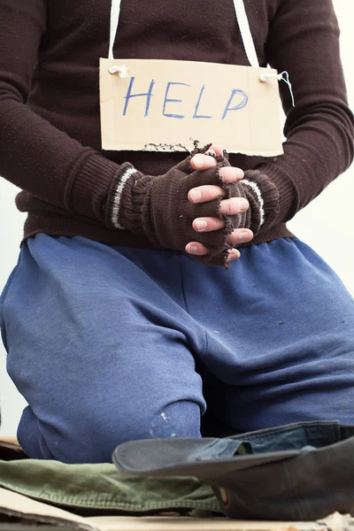 Mendicante suplicando ayuda — Foto de Stock