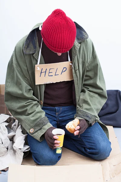 Бездомні їдять його їжу — стокове фото