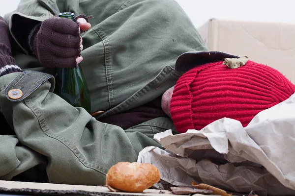 Pauper slapen op een karton — Stockfoto