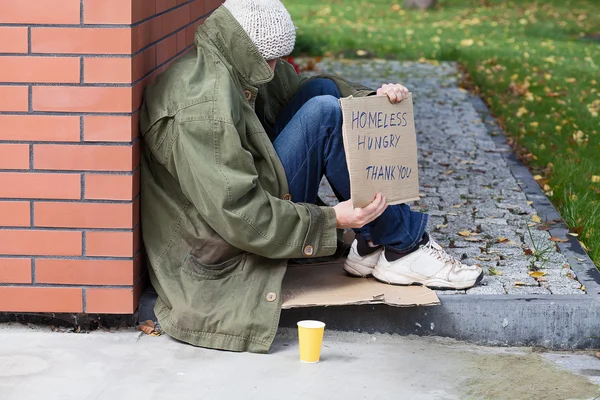 Бездомные просят денег — стоковое фото