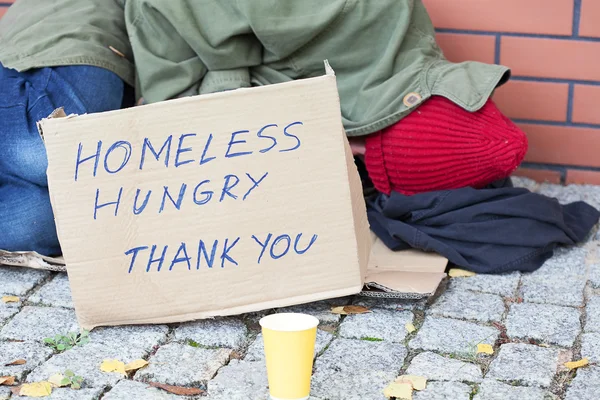 Бездомний голодний бідний чоловік — стокове фото